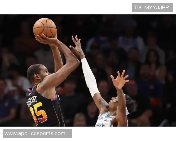 布克首节表现惊艳三分球全中助力球队轻松领先