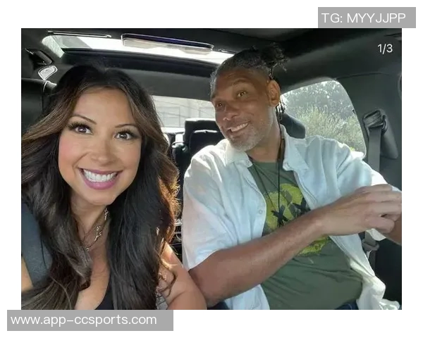 悼念托尼帕克父亲邓肯大卫罗宾逊与前妻齐聚送别