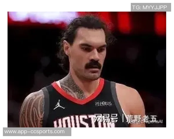 亚当斯如野兽般光脚漫步手持牛排展现原始魅力