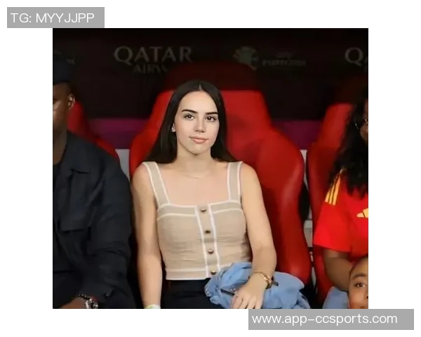 前女友与亚马尔分手后被拍到与知名博主共度派对时光