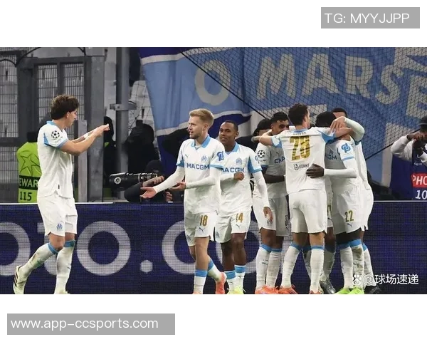 纽卡球迷与马赛当地球迷发生冲突部分人紧急躲入酒吧避难